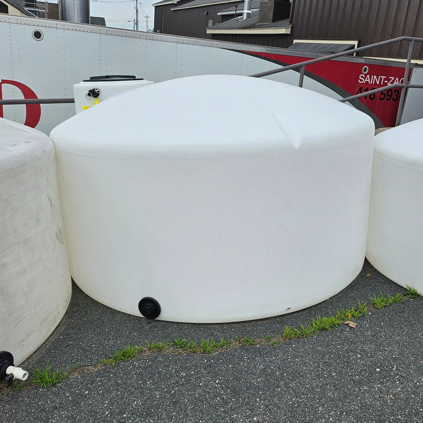 Used 1100 Gallon Vertical Plastic Tank