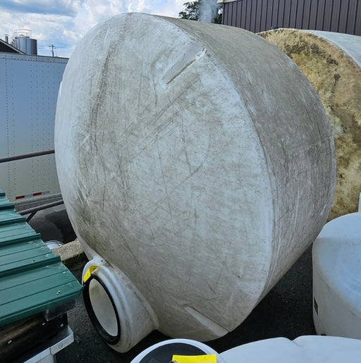 Used 1,100 Gallon Vertical Poly Tank