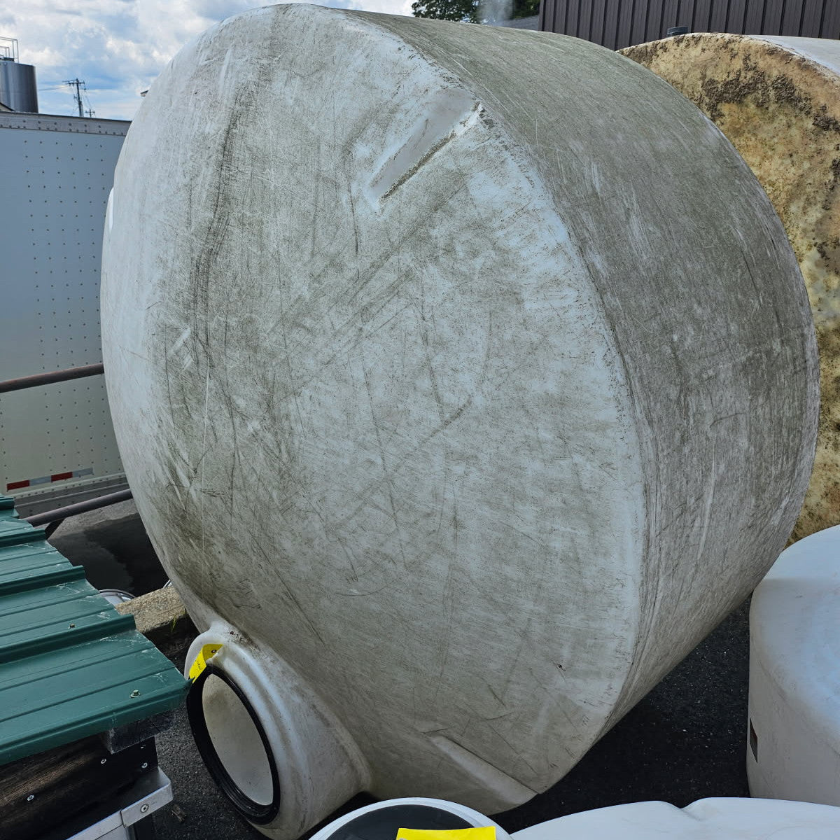 Used 1,100 Gallon Vertical Poly Tank